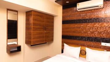 Egyptian cotton sheets, premium bedding, in-room safe, desk