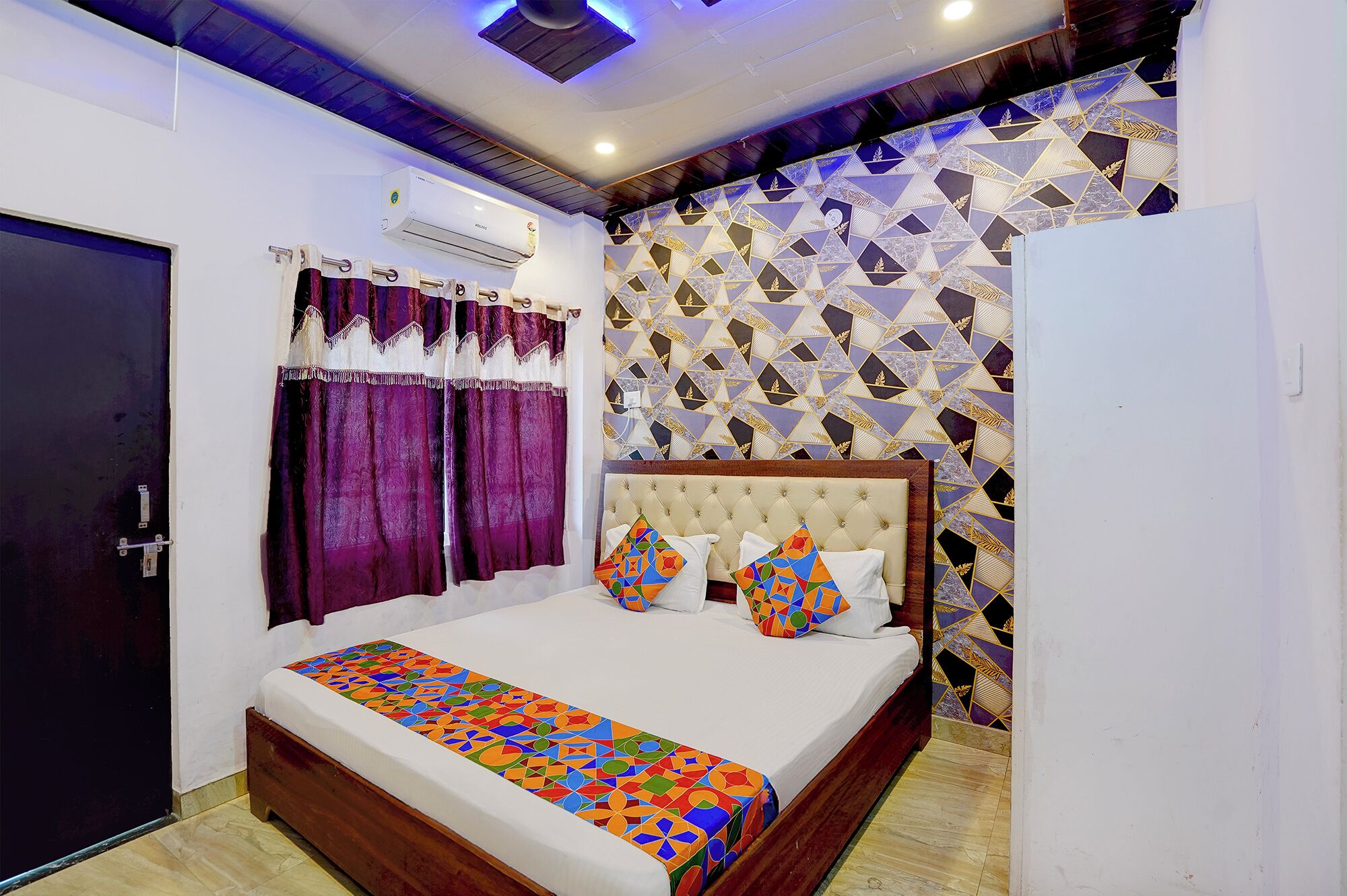 Egyptian cotton sheets, premium bedding, in-room safe, desk