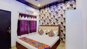 Egyptian cotton sheets, premium bedding, in-room safe, desk