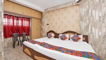 Egyptian cotton sheets, premium bedding, in-room safe, desk