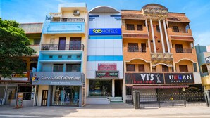 Ein mehrstöckiges Gebäude mit verschiedenen Geschäften, darunter ein Hotel, ein Sportzentrum und ein schicker Boutique-Laden.