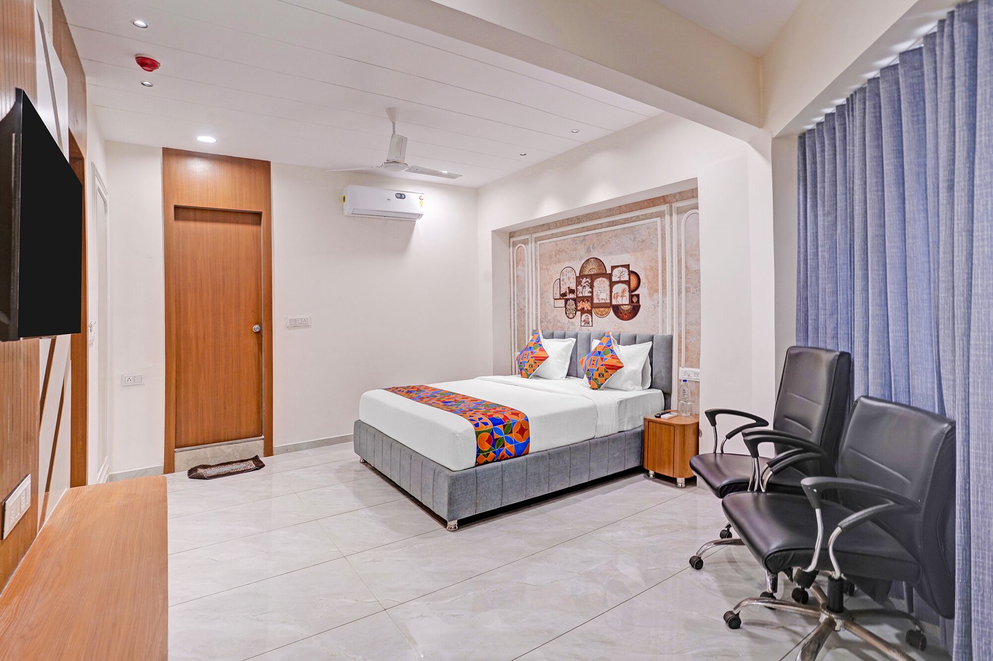 Egyptian cotton sheets, premium bedding, in-room safe, desk