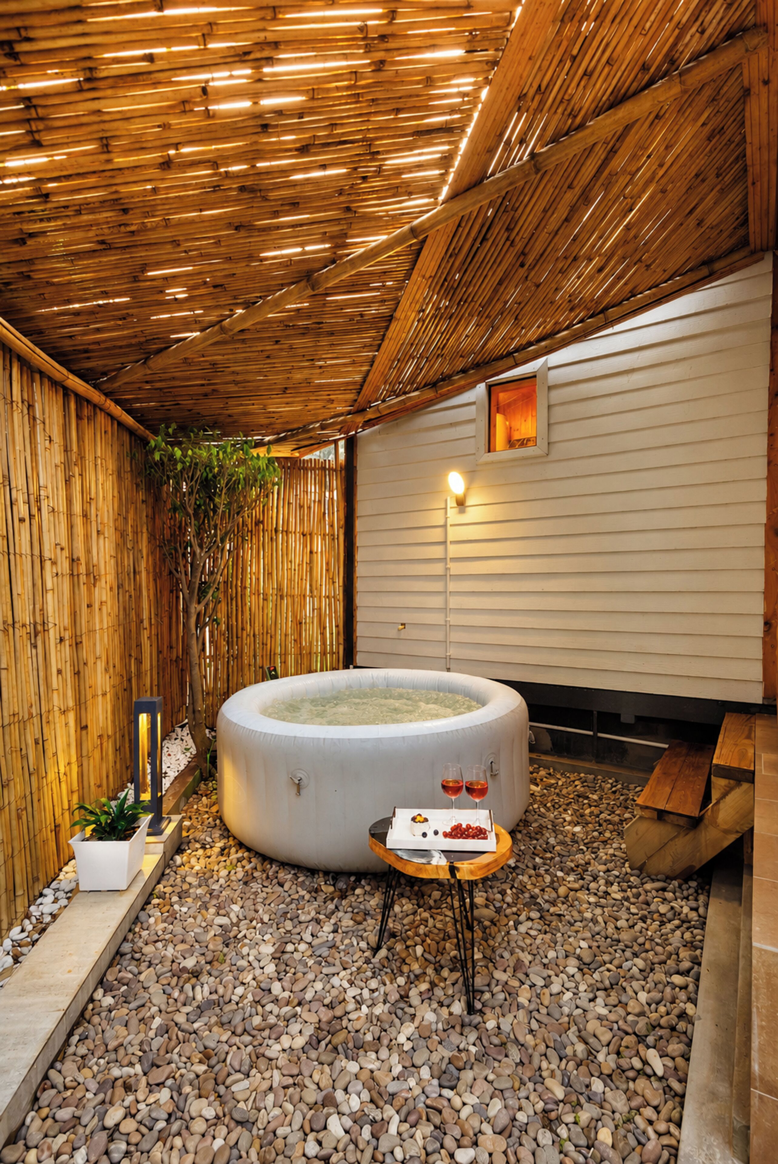 Classic Cottage | Indoor spa tub