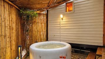 Classic Cottage | Indoor spa tub