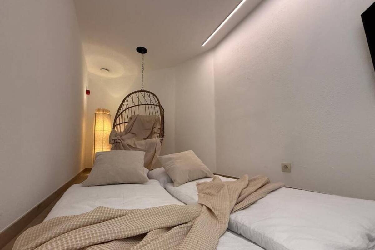 In-room safe, WiFi (free)