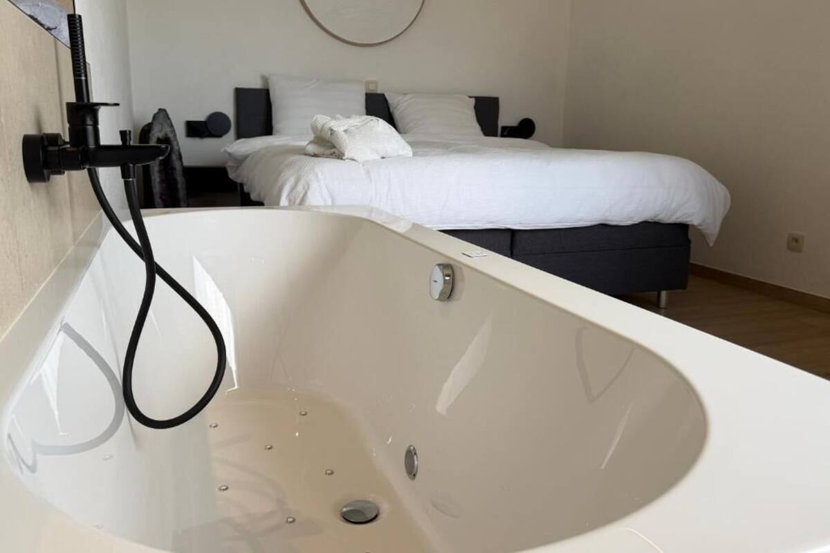 In-room safe, WiFi (free)