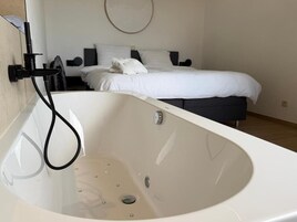 Suíte superluxo | Cofres nos quartos, Wi-Fi de cortesia