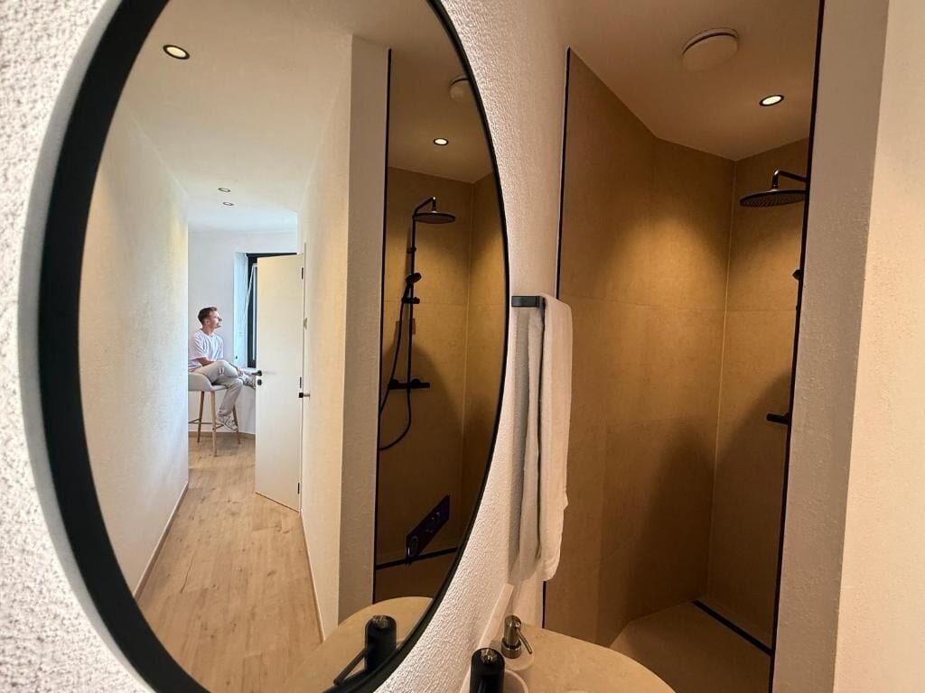 Deluxe-Suite | Badezimmer | Hausschuhe