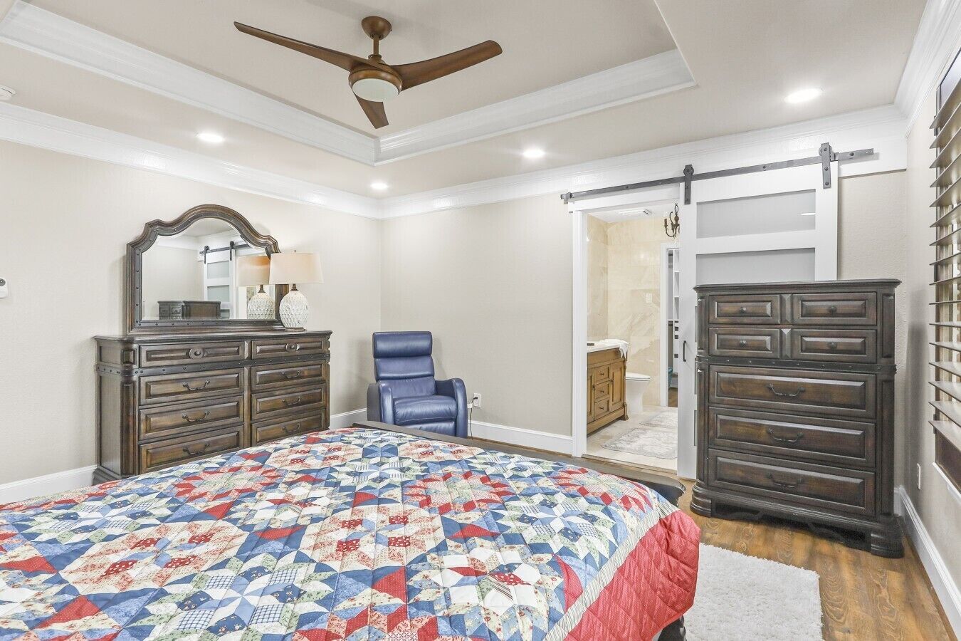 1 dormitorio, tabla de planchar con plancha, wifi y ropa de cama