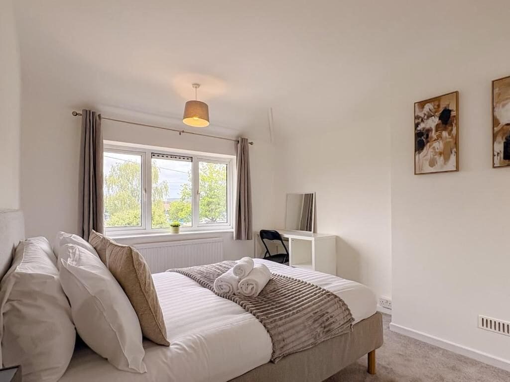 3 bedrooms, iron/ironing board, WiFi, bed sheets