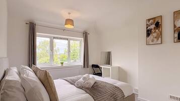 3 bedrooms, iron/ironing board, WiFi, bed sheets