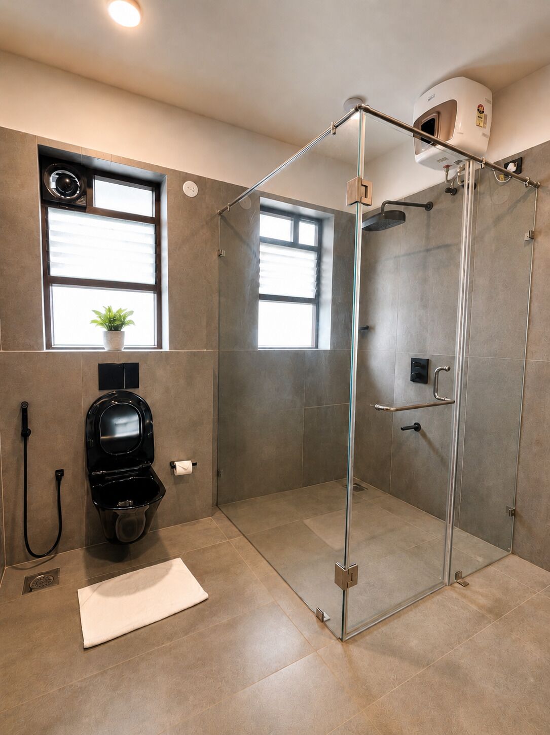Une salle de bain moderne avec une douche en verre, des toilettes et une fenêtre équipée de stores.