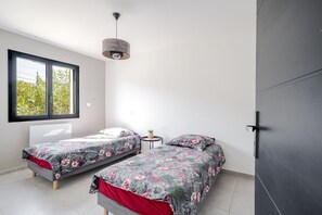 3 makuuhuonetta, silitysrauta/-lauta, Wi-Fi, vuodevaatteet