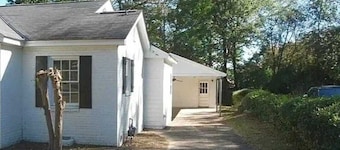 2-bedroom house in tranquil Columbus.