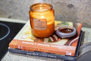 A candle, a jar of jam, and a book on a countertop. - Casa do Monte - Monção: Mountain View, Wi-Fi & Air Conditioning (Sistelo)