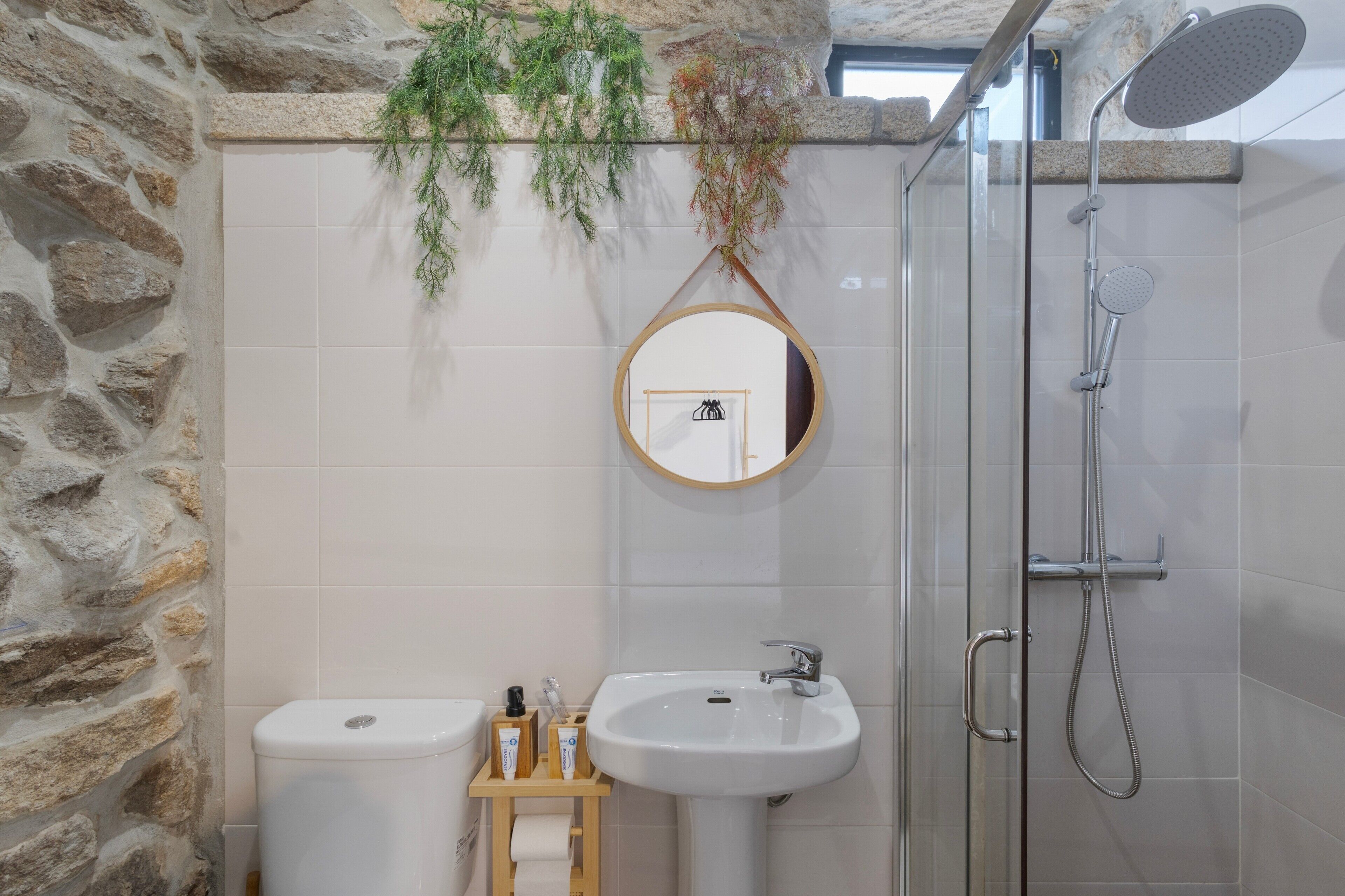 Een douche, een haardroger, handdoeken