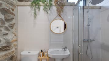 Een douche, een haardroger, handdoeken