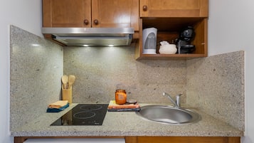 Cafetière/bouilloire, réfrigérateur, four, plaque de cuisson