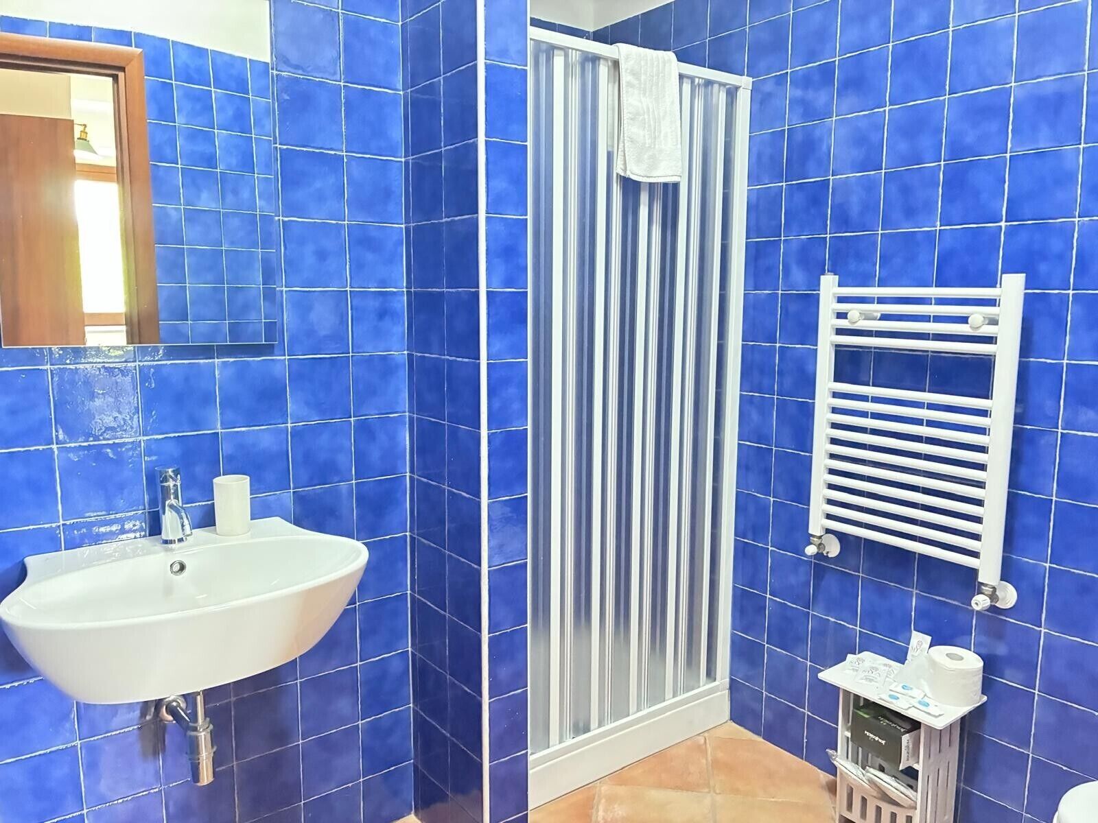 Douche, sèche-cheveux, serviettes fournies