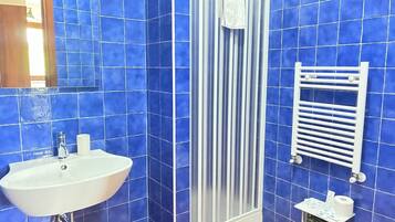 Douche, sèche-cheveux, serviettes fournies