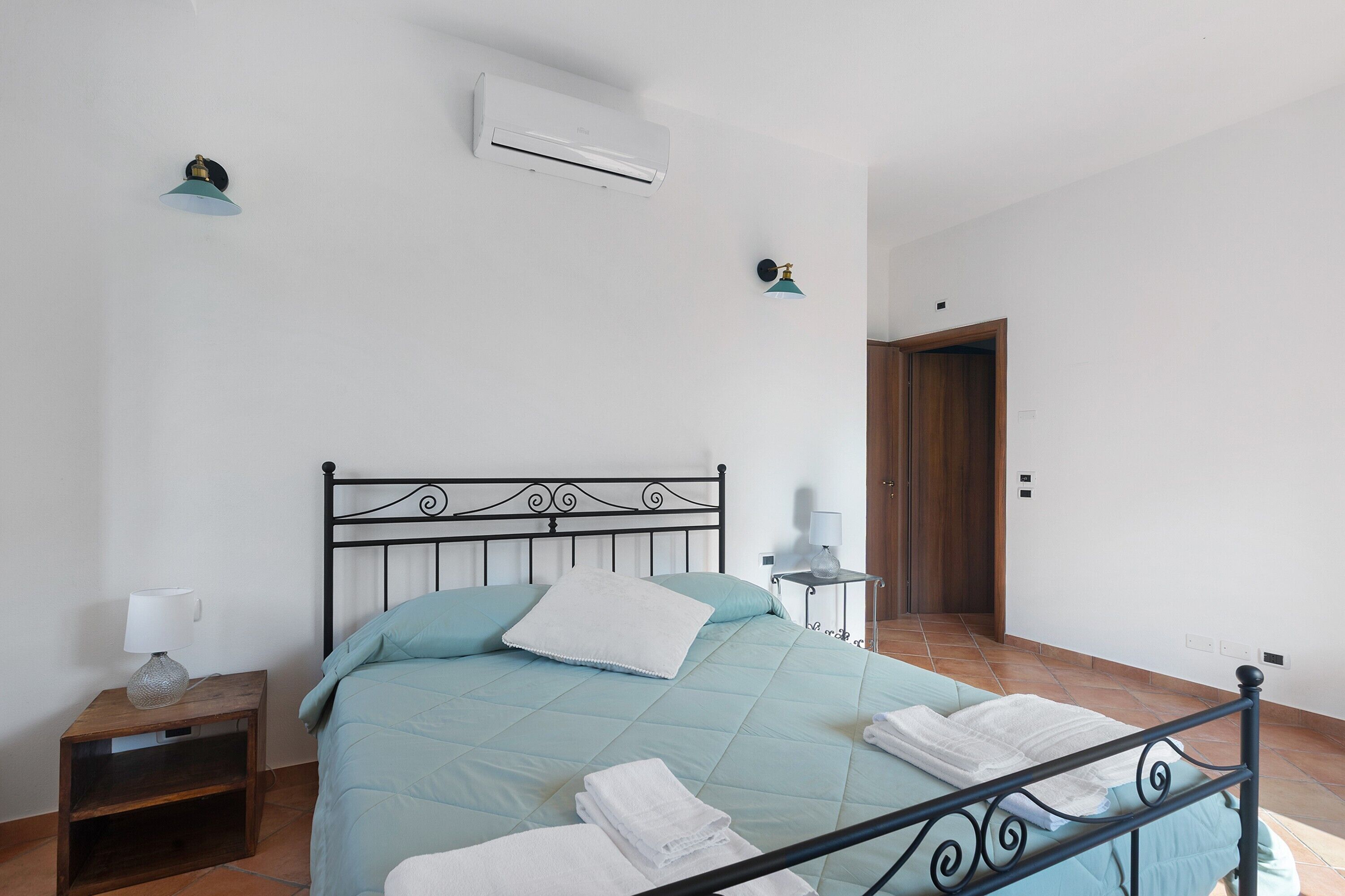 1 bedroom, bed sheets