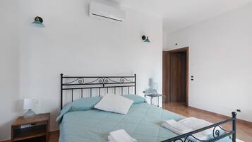 1 bedroom, bed sheets