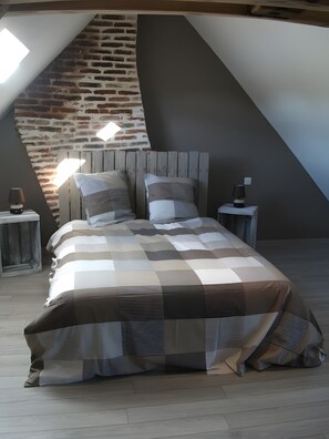 Room - Charming Country House with Shared Pool and Wi-Fi (Selles-sur-Cher)