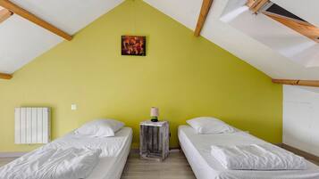 2 bedrooms, iron/ironing board, WiFi