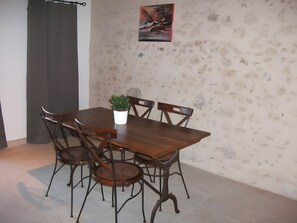 Dining - Charming Country House with Shared Pool and Wi-Fi (Selles-sur-Cher)