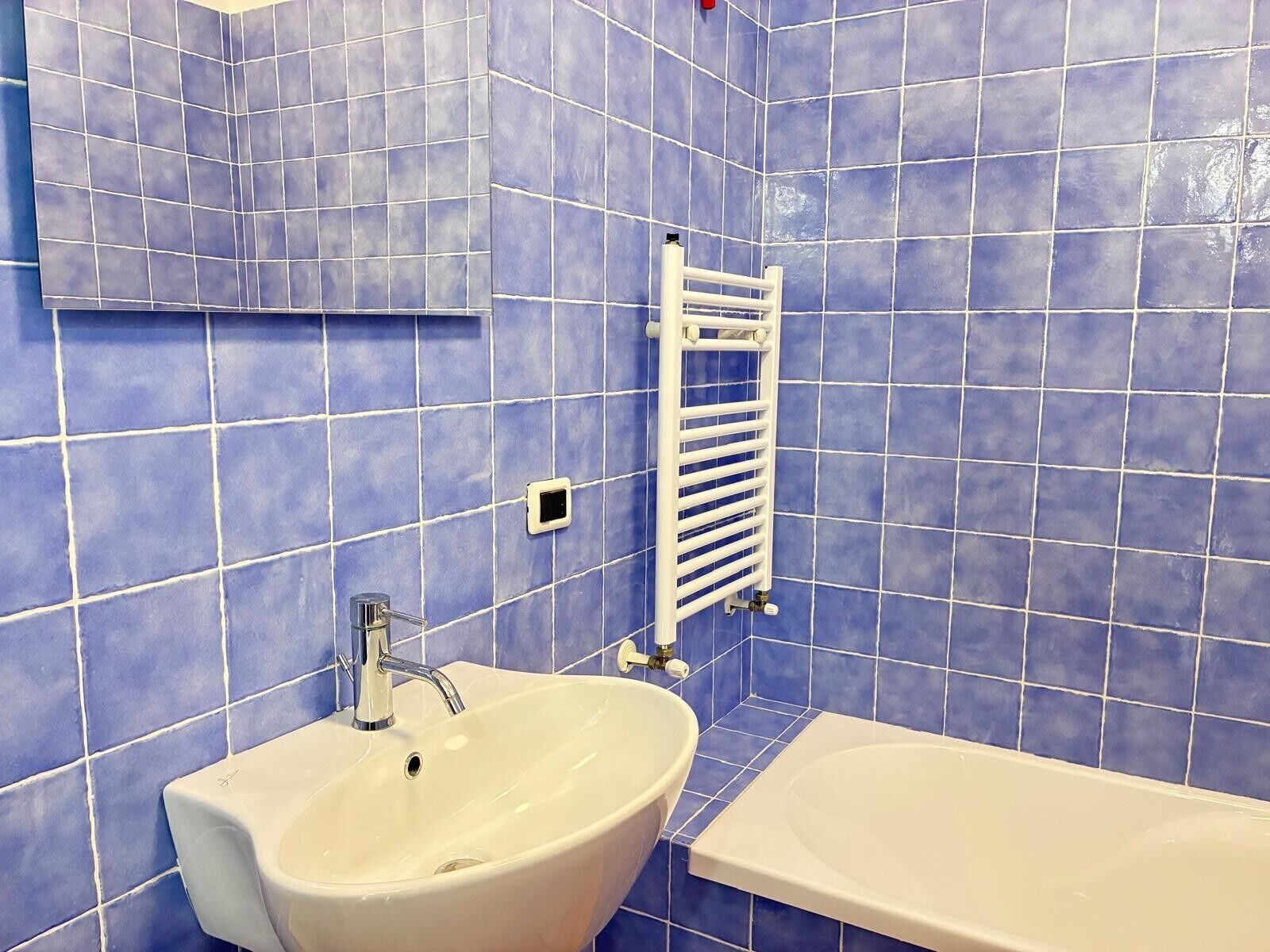 Douche, sèche-cheveux, serviettes fournies