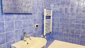 Douche, sèche-cheveux, serviettes fournies