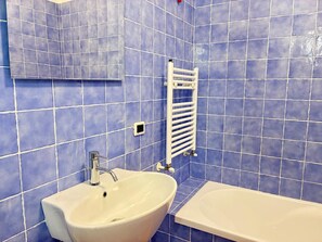 Een douche, een haardroger, handdoeken