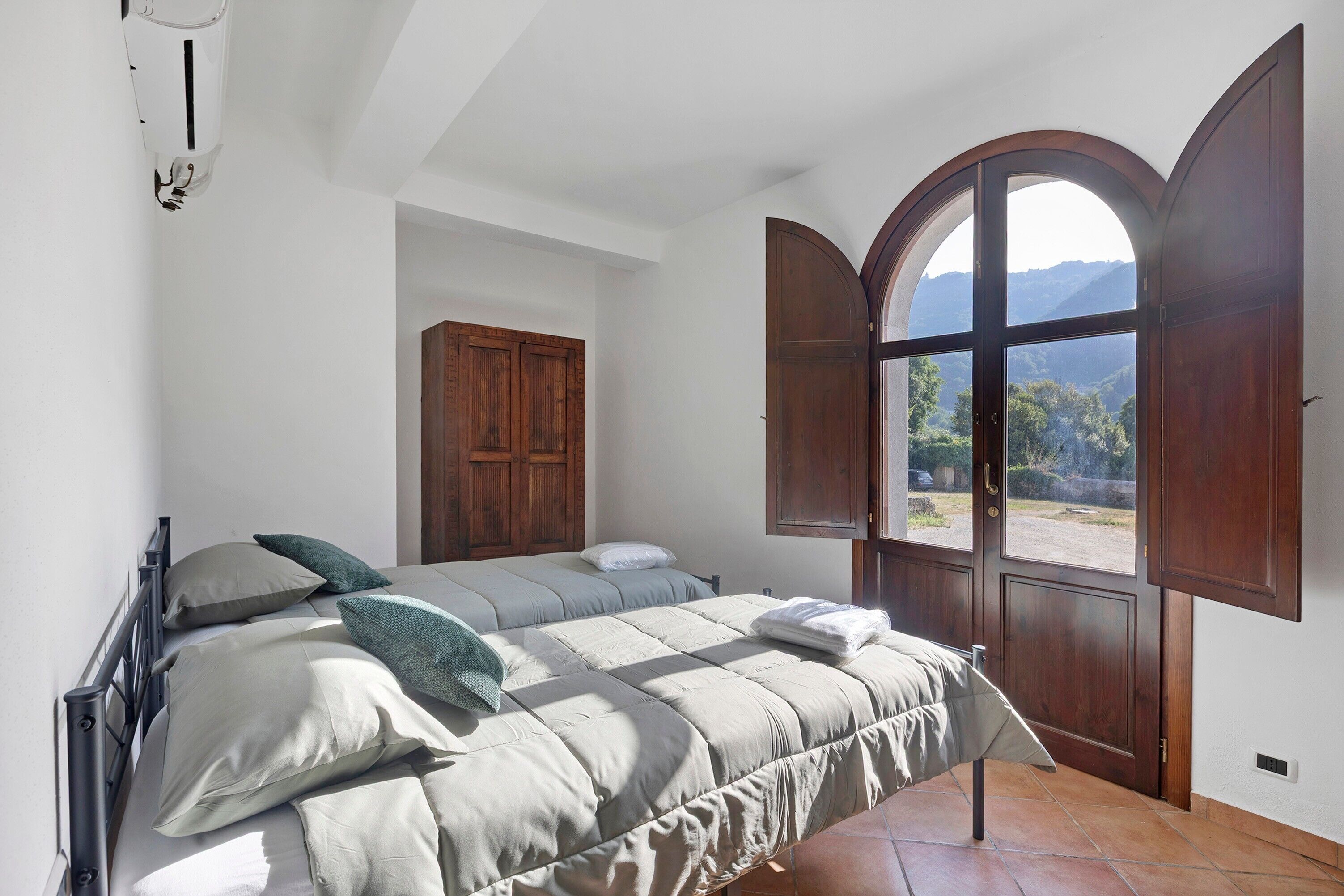 1 bedroom, bed sheets