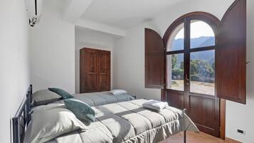 1 bedroom, bed sheets