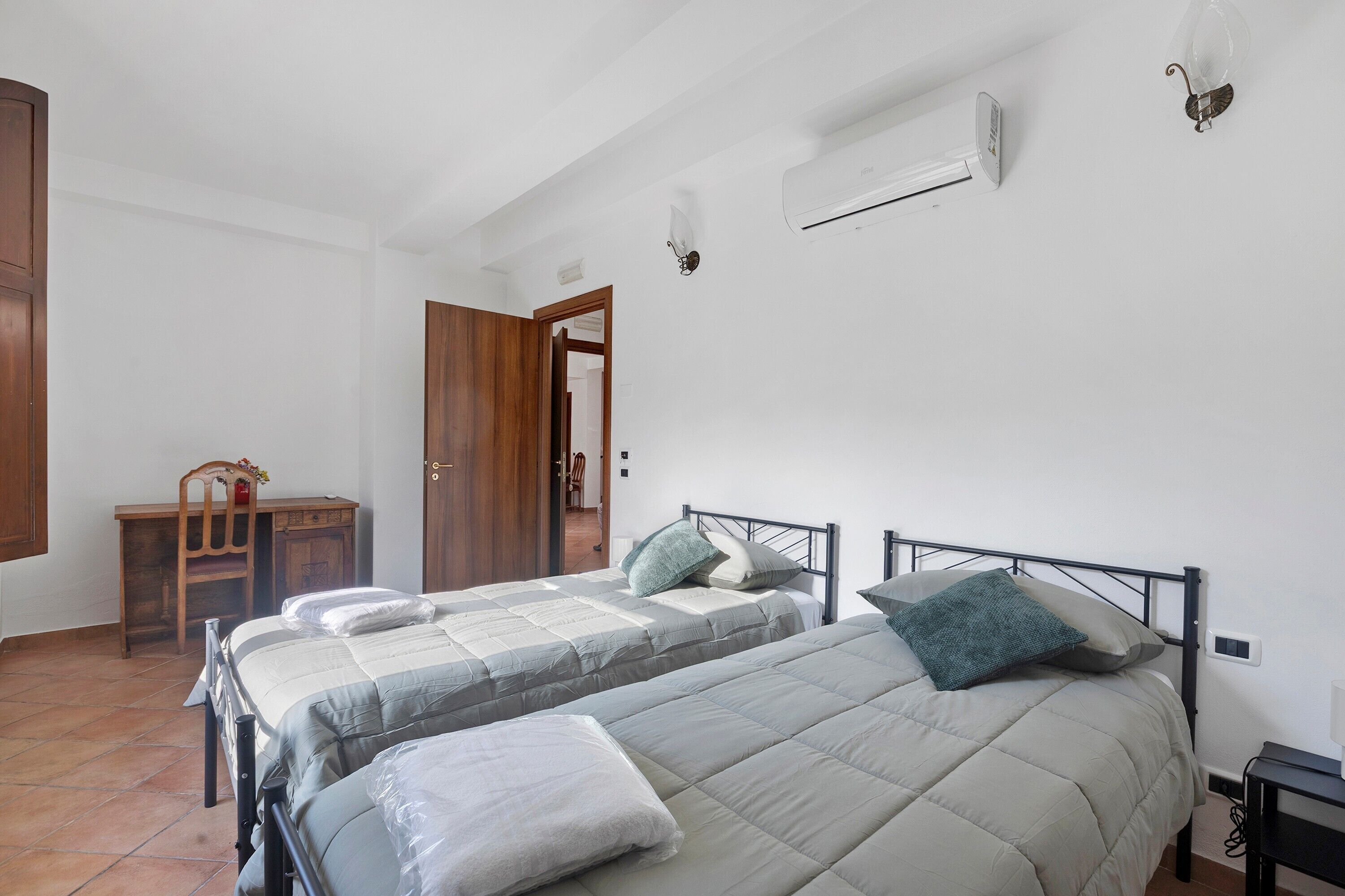 1 bedroom, bed sheets