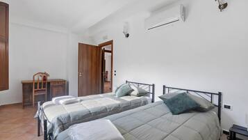 1 bedroom, bed sheets