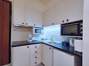 Private kitchen - A Cozy Urban Nest in Kolonaki (Athina)