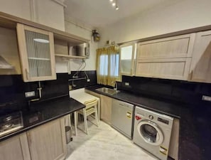 Private kitchen - Modern 3BR Apartment in The Village Compound | Near AUC | WiFi & Terrace (Cairo Governorate)