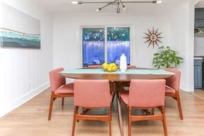 A dining area with a round table, four chairs, and a decorative wall piece. - N. Druid Hills-MidMod Retreat - A. Blank Children's Hosp - 100+ 5 star reviews (Atlanta)