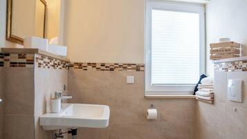 Haartrockner, Handtücher, Seife, Toilettenpapier