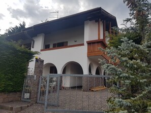 Exterior - Villa '' with Mountain View, Private Terrace and Wi-Fi (Altavalle)