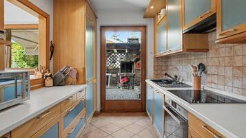 Coffee/tea maker, fridge, microwave, oven