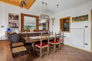 A dining area with a wooden table and chairs, a chandelier, and a wooden ceiling. - Villa '' with Mountain View, Private Terrace and Wi-Fi (Altavalle)
