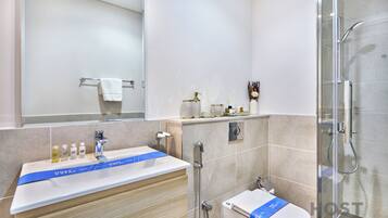 Apartamento luxo, 1 quarto, vista para o campo de golfe | Banheiro | Chinelos