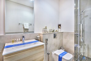 Apartamento luxo, 1 quarto, vista para o campo de golfe | Banheiro | Chinelos 