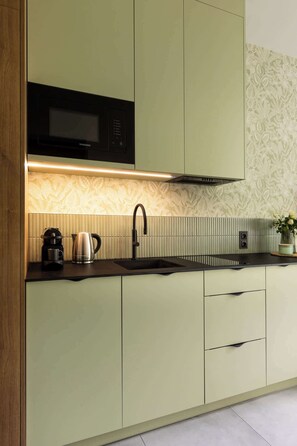 A kitchen with a microwave, kettle, and sink. - Pułaskiego 7A | Perfect for Couples | AC (Kraków)