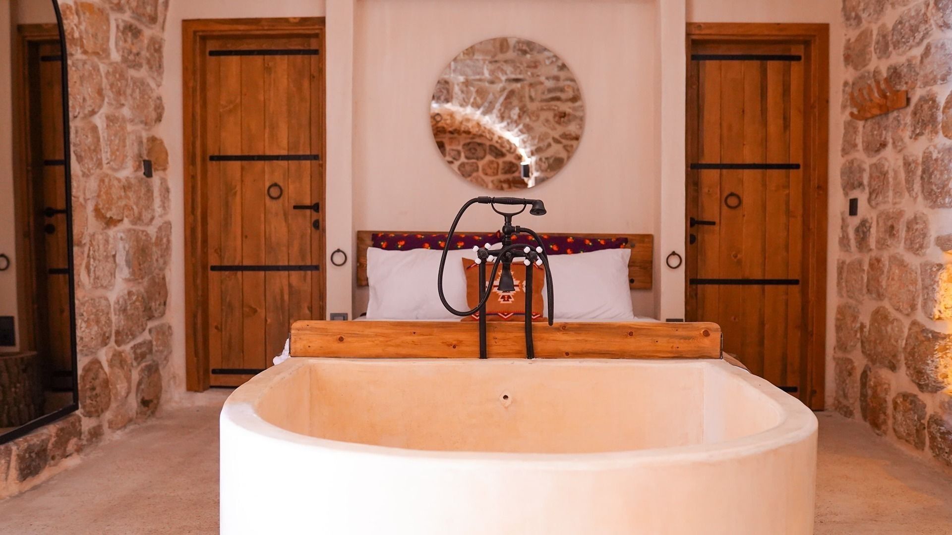 Suite, Courtyard View | Desk, free WiFi