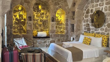 Suite, vistas al patio | Escritorio y wifi gratis
