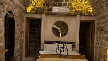 Suite, vistas al patio | Baño | Secador de pelo, zapatillas, toallas y jabón
