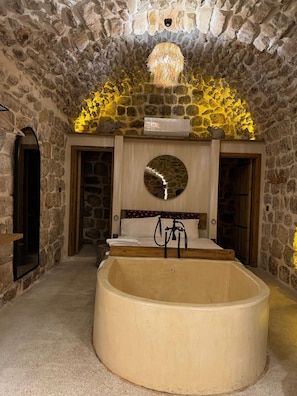Suite, Courtyard View | Bathroom | Hair dryer, slippers, towels, soap - Beyt Merin Konağı (Artuklu)